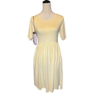 Stretchy yellow small half sleeve Flowy dress with pockets NWOT